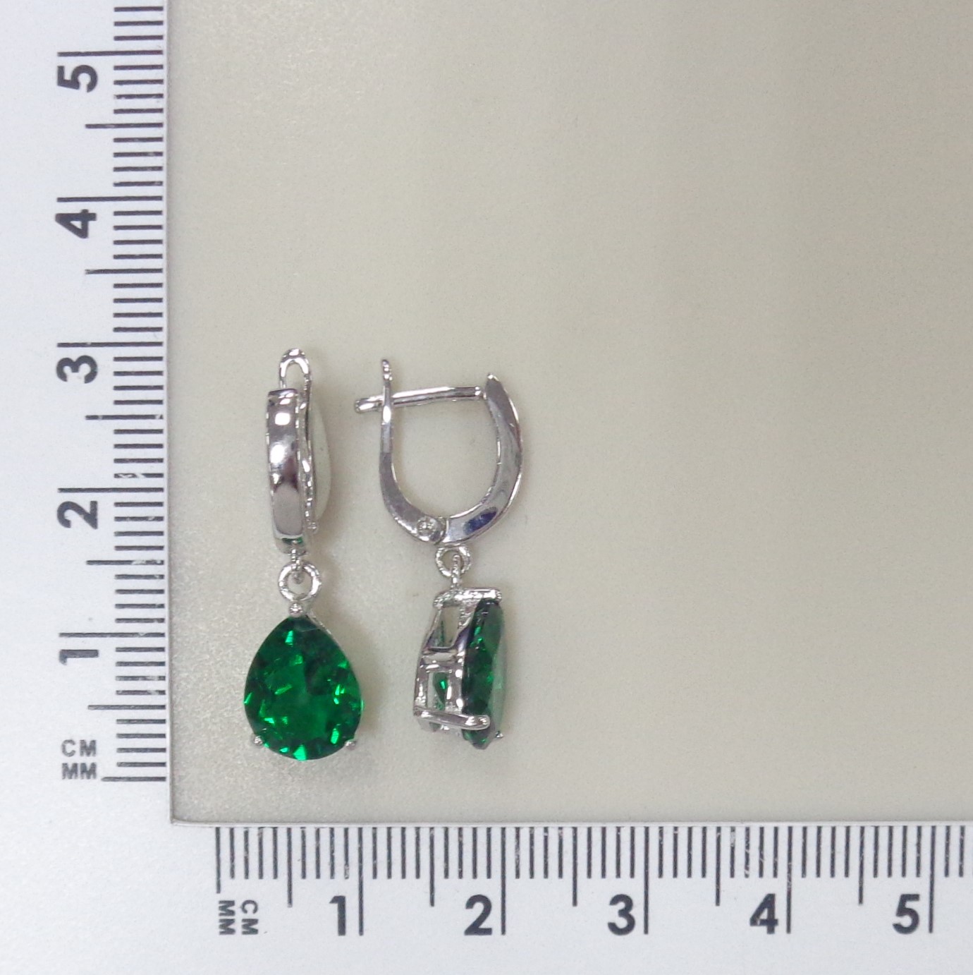 Серебряные серьги с выращенными изумрудами